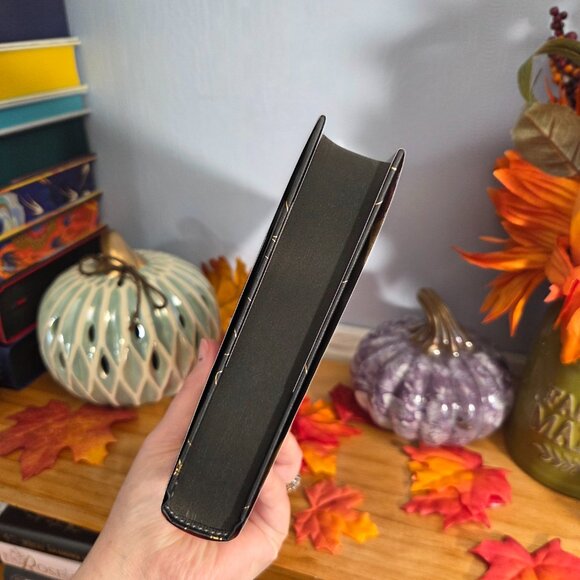 Fallen City by Adrienne Young Fairyloot November 2025 Fated to Fall - Picture 9 of 10